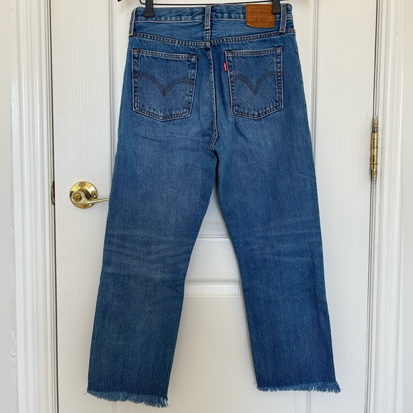 Levi’s Premium Wedgie Straight Raw Hem Mid-Wash Jeans - Picture 2 of 4